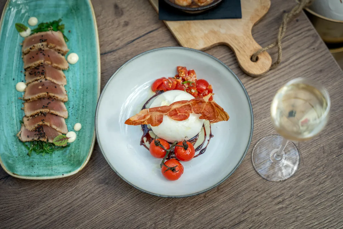 Gerechten van Blend van boven gezien: tonijn en burrata met tomaat