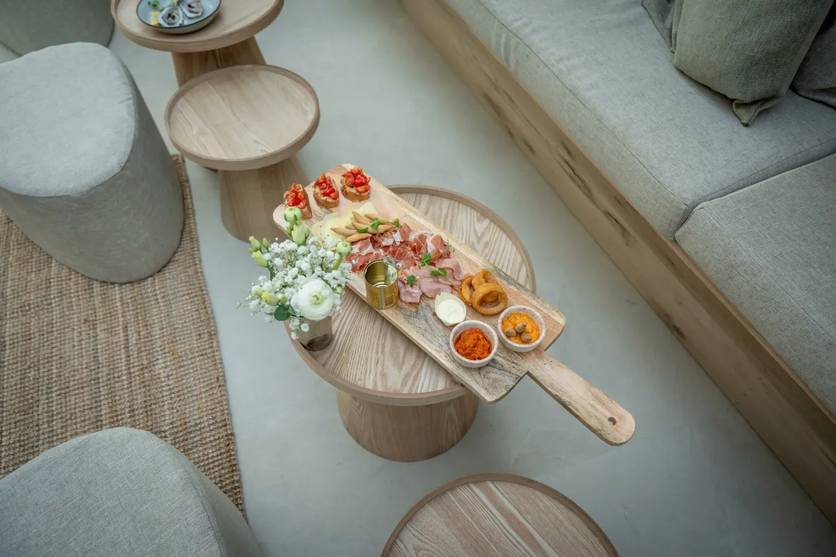 Een borrelplank met charcuterie, kaas en dips op de loungetafel