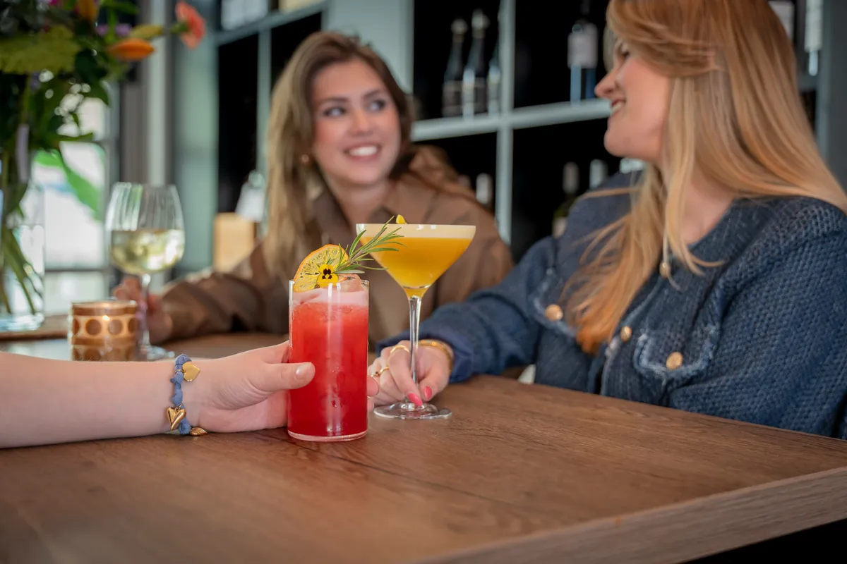 Twee vrouwen met cocktails aan tafel bij Blend
