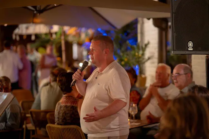 Een zanger binnen bij een event, tussen de gasten