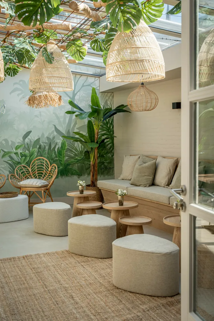 De lounge met de pauwstoelen, de lage tafels en de rotan lampen