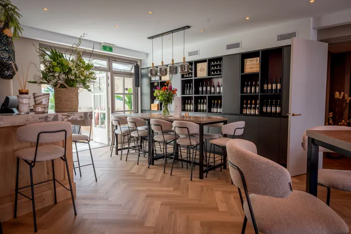 De bar met de wijnkast en de visgraatvloer