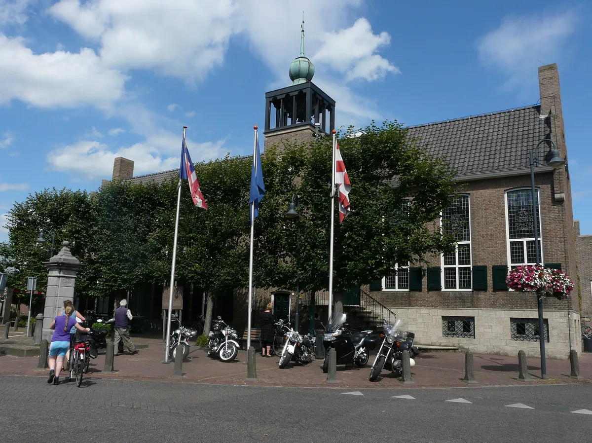 Het gemeentehuis van Baarle-Nassau met vlaggen op het plein