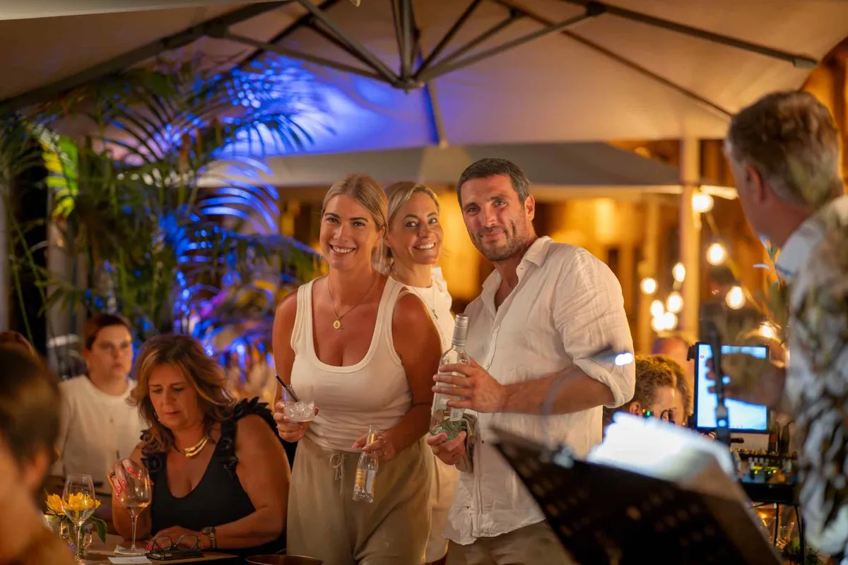 Twee medewerksters van Blend met dienbladen tijdens een event